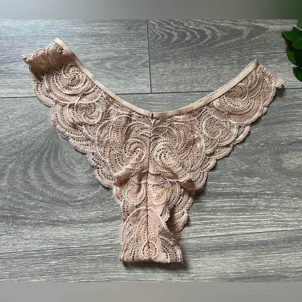 Victoria’s Secret y2k 2008 Brazilian floral lace panty with keyhole back. Size M